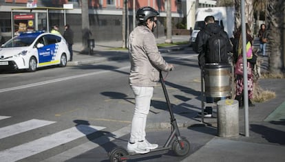 Un usuari de patinet elèctric circula per Barcelona.