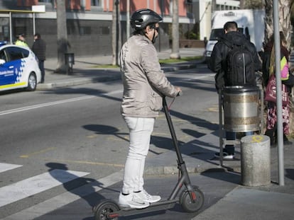 Un usuario de patinete eléctrico circula en Barcelona.