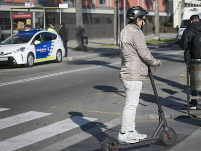 Un usuario de patinete eléctrico circula en Barcelona.