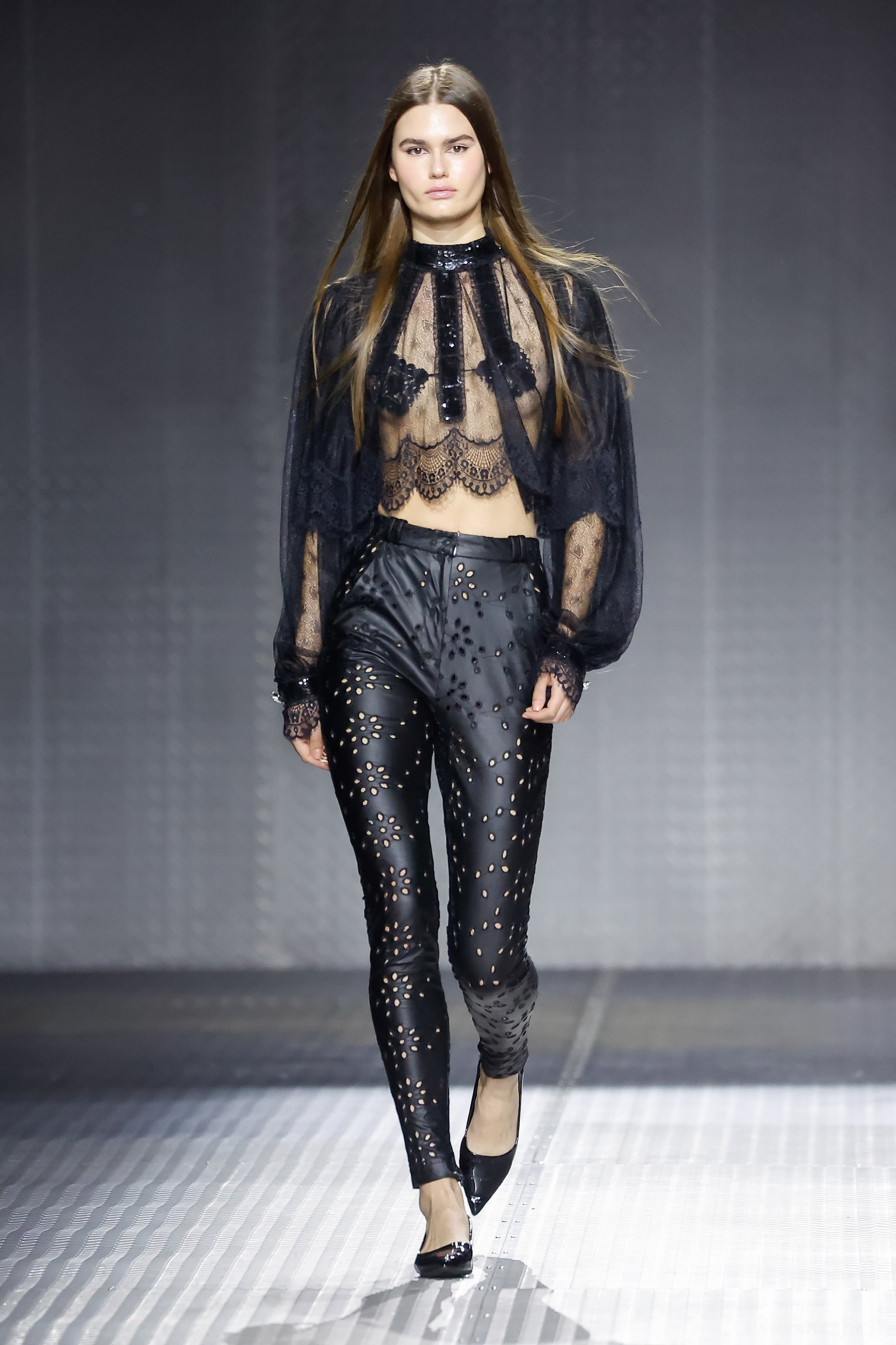 Custo Barcelona celebra la creatividad sin límites con un desfile luminoso