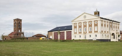 <strong>Pastiche total</strong>. Leon Krier diseñó Poundbury [6], en Dorset, por mandato del príncipe de Gales. Una fantasía retrokitsch con arcos neorrománicos y frontón grecorromano en pleno 1994 |