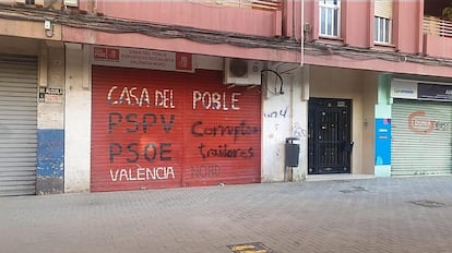 Pintadas en la casa del pueblo de València Nord contra los socialistas tras la aprobación de la ley de Amnistía.
PSPV VALENCIA
10/11/2023