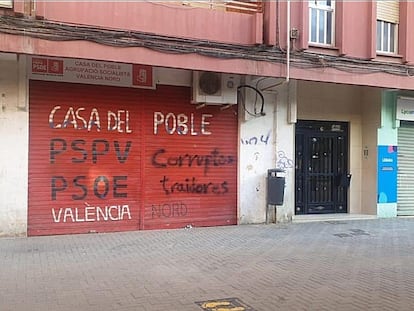 Pintadas en la casa del pueblo de València Nord contra los socialistas tras la aprobación de la ley de Amnistía.
PSPV VALENCIA
10/11/2023