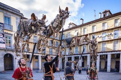 Ensayo de Las Bestias Danzan, en la Plaza Euskal Herria de Tolosa (Guip&uacute;zcoa) 