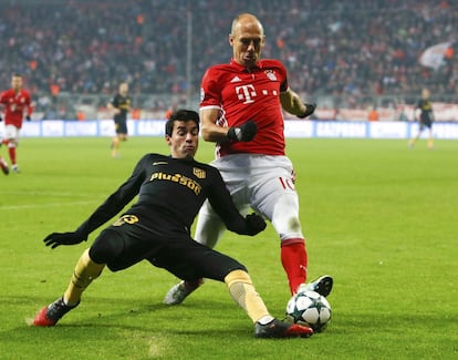 Arjen Robben en una acción del partido con Nicolas Gaitan.