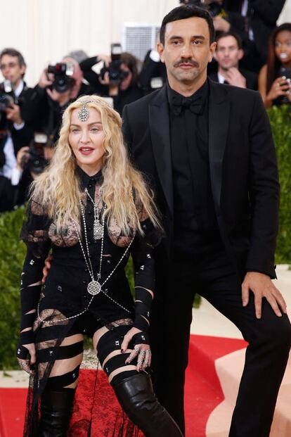 Riccardo Tisci firmó el polémico atuendo de Madonna (que dejaba el culo al aire). Y, por supuesto, posó junto a ella.