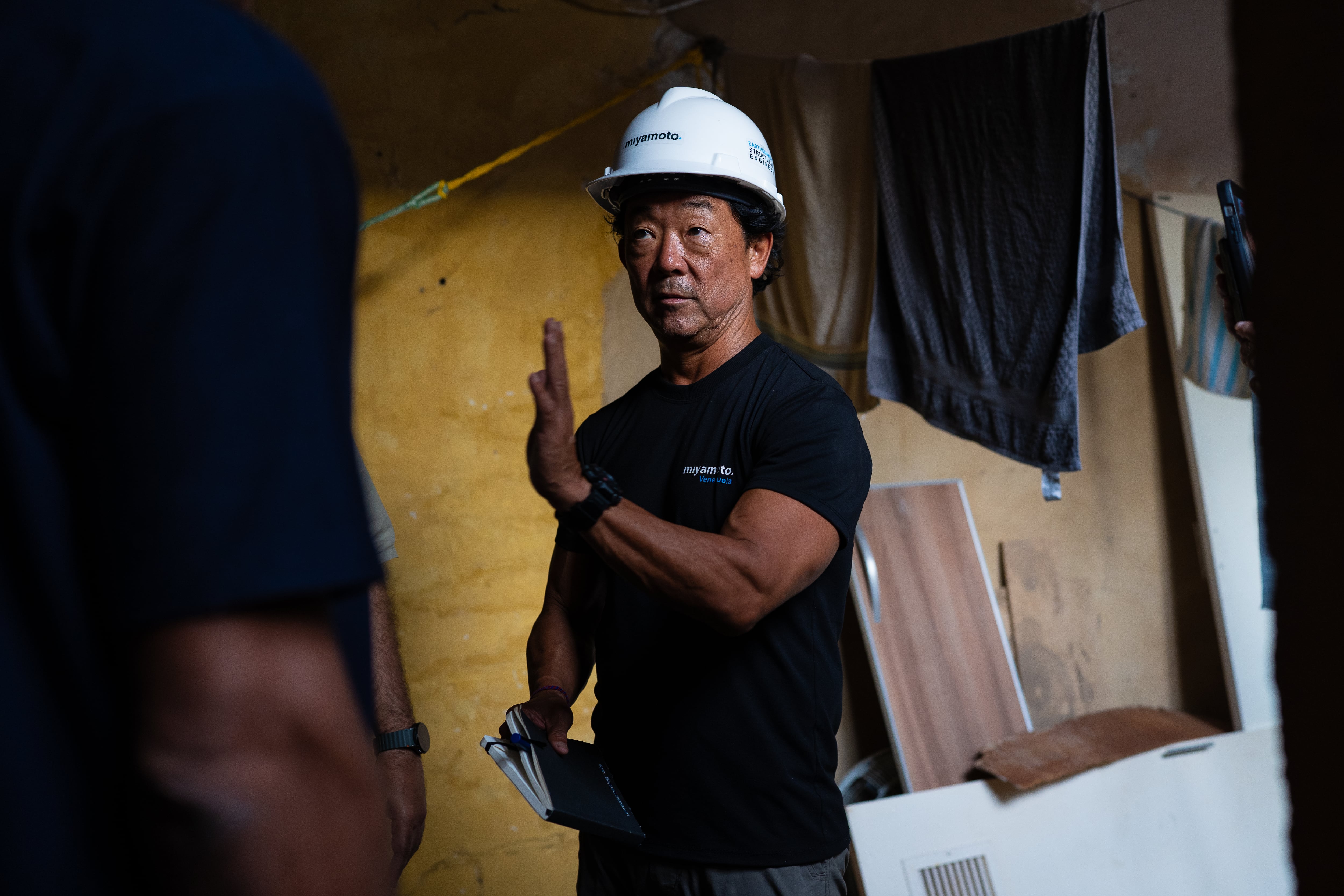 Kit Miyamoto durante una visita de evaluación de las viviendas afectadas por los terremotos.