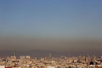 Una nube de poluci&oacute;n cubre Barcelona.