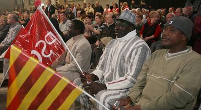 Inmigrantes en un acto electoral del PSC en Lleida