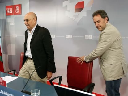 Ares, a la izquierda, junto al secretario de Organización del PSE, Alfonso Gil, durante la rueda de prensa de esta mañana en Bilbao.