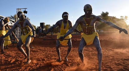 Bailarines aborígenes en apertura de la convención del Urulu.