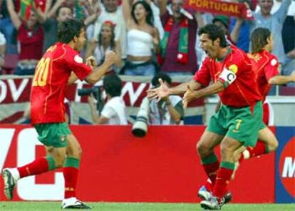 Deco y Figo celebran el gol de Maniche.