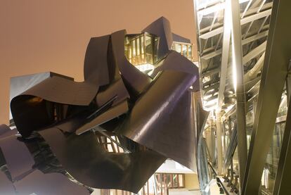 Hay ensoñaciones con tintes inverosímiles que se convierten en hoteles únicos. El Marqués de Riscal es, desde 2006, una de ellas. Una conjugación perfecta entre la tradición vinícola y el virtuosismo arquitectónico creada por Frank O. Gehry en la Rioja Alavesa (<a href="http://www.marquesderiscal.com" rel="nofollow" target="_blank">www.marquesderiscal.com</a>).