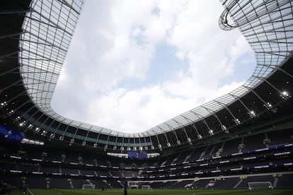 El complejo cuenta además con cuatro pantallas gigantes en el interior del estadio, 1.800 de vídeo entre el interior y los exteriores; 60 bares y restaurantes; un espacio de conferencias; y 950 lámparas que pueden quedar suspendidas para ayudar a que crezca la hierba híbrida (utilizada para fútbol y rugby).