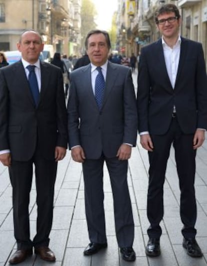 El presidente del PNV de Álava, Xabier Agirre, en el centro, con Ramiro González, a la izquierda, y Gorka Urtaran.