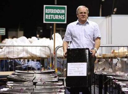 Un funcionario transporta en Dublín una caja con votos tras el referéndum irlandés.