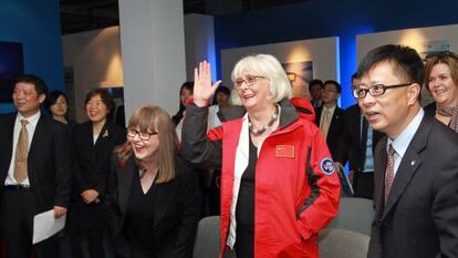La ex primera ministra islandesa J&oacute;hanna Sigurdard&oacute;ttir (de rojo) y su esposa, J&oacute;n&iacute;na Le&oacute;sd&oacute;ttir, en su visita ofical a China en 2013. 