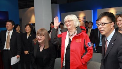 La ex primera ministra islandesa J&oacute;hanna Sigurdard&oacute;ttir (de rojo) y su esposa, J&oacute;n&iacute;na Le&oacute;sd&oacute;ttir, en su visita ofical a China en 2013. 