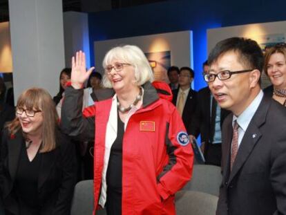 La ex primera ministra islandesa J&oacute;hanna Sigurdard&oacute;ttir (de rojo) y su esposa, J&oacute;n&iacute;na Le&oacute;sd&oacute;ttir, en su visita ofical a China en 2013. 