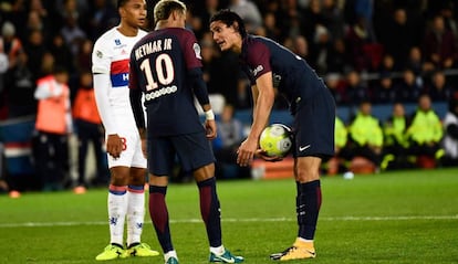 Neymar e Cavani falam durante o jogo entre o PSG e Lyon.