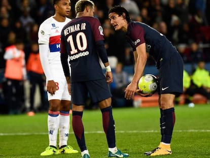 Neymar e Cavani falam durante o jogo entre o PSG e Lyon.