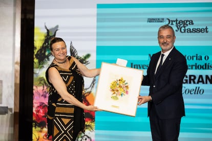 Isabel Coello, premio a la mejor investigación periodística, recoge el premio de manos de Jaume Collboni, alcalde de Barcelona.