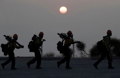 Un equipo especializado de bomberos regresa después de trabajar en la línea de fuego cerca del Observatorio Mount Wilson, en los esfuerzos contra el incendio Bobcat en Los Ángeles (California), el 14 de septiembre de 2020.