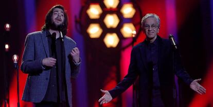 Salvador Sobral y Caetano Veloso, en la gala de Eurovisión.