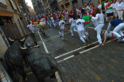 Los toros de la ganadería sevillana durante el octavo y último encierro de los Sanfermines 2018.