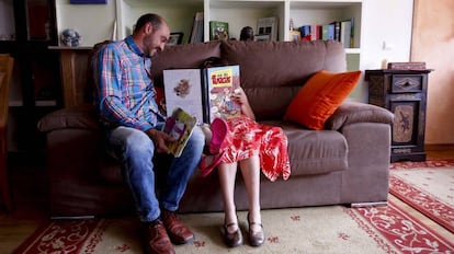 Bruno Herrero, con sus hijas en su casa.