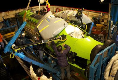 Los técnicos preparan el sumergible Deepsea Challenger para su primera inmersión de prueba en el océano, en la bahía de Jervis, al sur de Sydney (Australia). Es la pieza central de la expedición Deepsea Challenge, un proyecto científico conjunto del explorador y cineasta James Cameron, la National Geographic Society y Rolex para efectuar una investigación oceánica a la fosa Challenger, el punto más profundo de las Marianas.