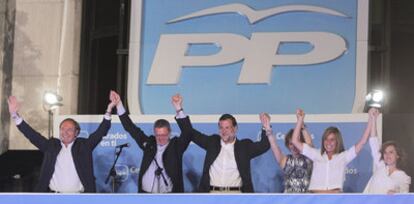 Rajoy celebra la victoria electoral del 22 de mayo de 2011 en medio de los suyos, en la madrileña calle de Génova.