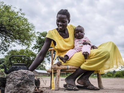 Una mujer con su hija en Rumbek (Sudán del Sur).