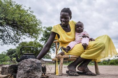Una mujer con su hija en Rumbek (Sudán del Sur).