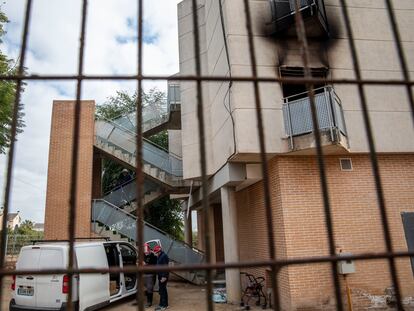 Seis personas han fallecido en el incendio de una residencia de ancianos de Moncada (Valencia), cuyas causas se investigan.En la imagen, miembros de la Guardia Civil y bomberos en las instalaciones a primera hora.