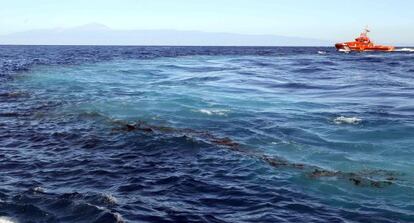 La 'Guardamar Talía' busca restes de fuel a la costa de Gran Canària.