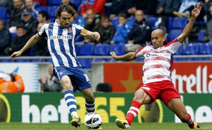 Verdú trata de jugar el balón ante Rico.