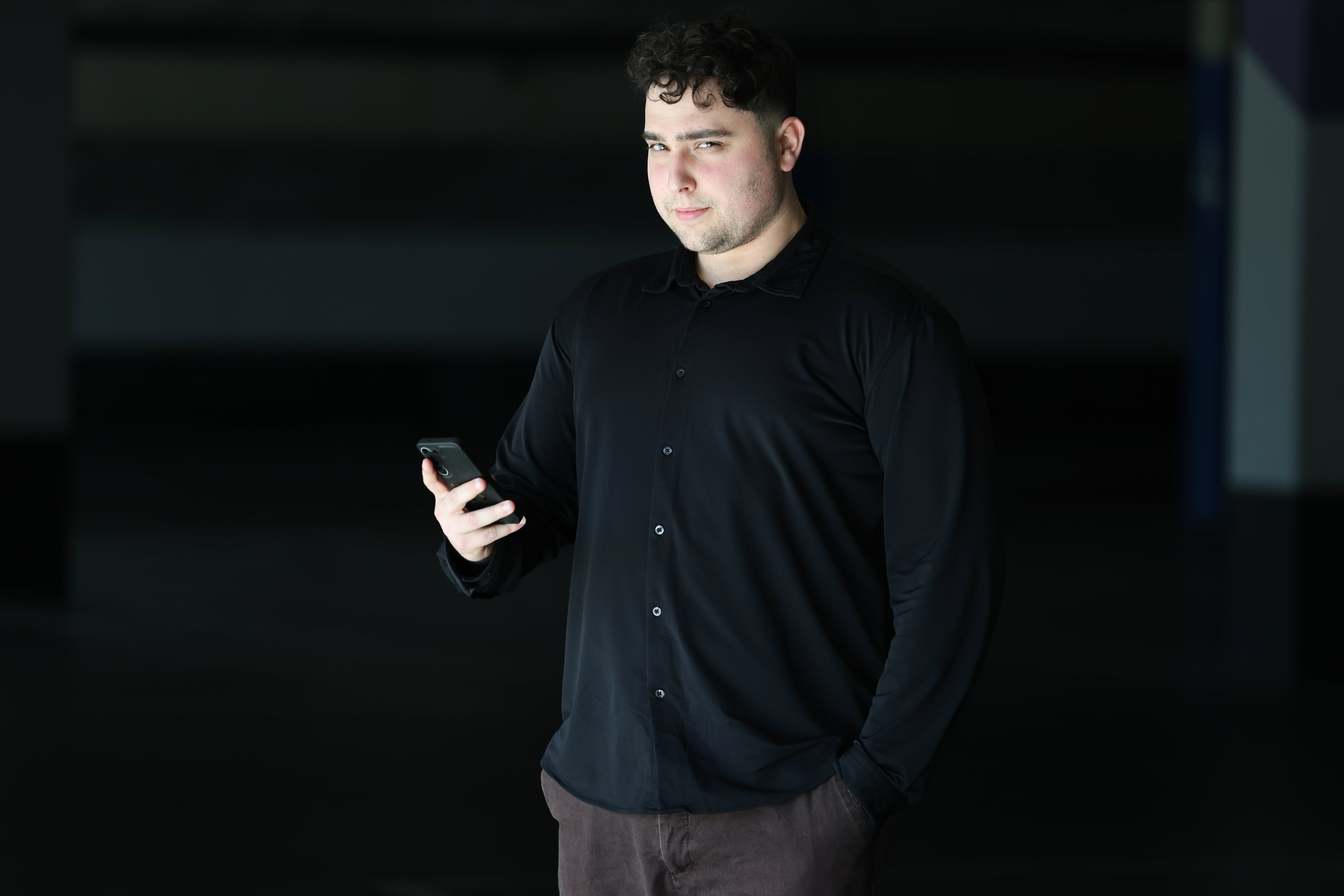 Alberto Martínez posa con su 'samartphone'.