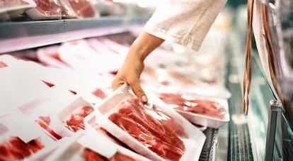 Una mujer sostiene una bandeja de carne en un supermercado, en una imagen de archivo.