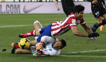 Diego Costa cae tras un encontronazo con el guardamenta K. Navas