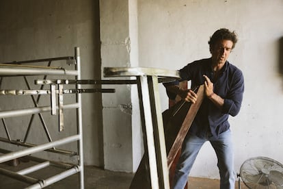 Garaizábal trabaja en una pieza de madera y acero destinada a la obra en la que trabaja por encargo de una bodega de Oporto.