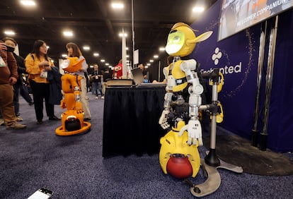 Robots asistentes o guías se exhiben en el 'stand' de Enchanted Tools, en CES 2025, la feria comercial anual de electrónica de consumo, en Las Vegas, Nevada.