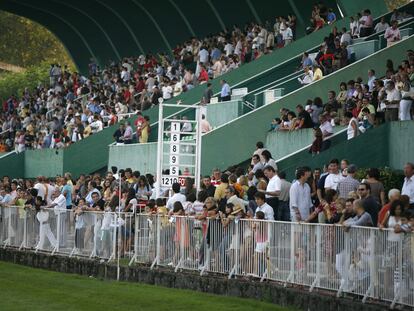 Numeroso público en una de las jornadas de la temporada de verano de las carreras de caballos en San Sebastián.