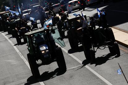 Cientos de agricultores protestaron en tractor en Buenos Aires, Argentina.