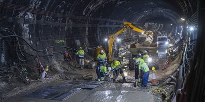 Unos obreros trabajan en el túnel que une las estaciones de Atocha y Recoletos.