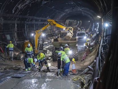 Unos obreros trabajan en el túnel que une las estaciones de Atocha y Recoletos.