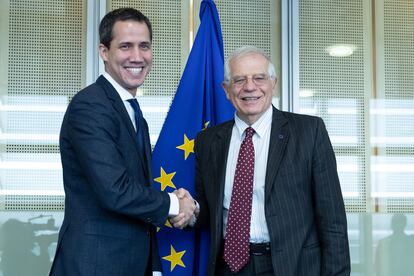 Juan Guaidó, a la izquierda, con el Alto Representante de la UE, Josep Borrell, en Bruselas el pasado enero.