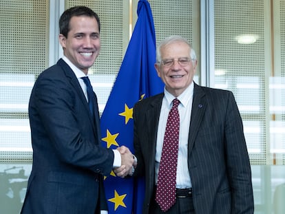 Juan Guaidó, a la izquierda, con el Alto Representante de la UE, Josep Borrell, en Bruselas el pasado enero.