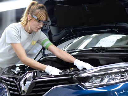 Una empleada de Renault con gafas Eye-Tracking, destinadas al control de calidad.