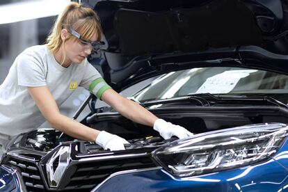 Una empleada de Renault con gafas Eye-Tracking, destinadas al control de calidad.